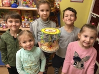 Игры имеют не только развлекательное, но и воспитательное значение. Для детей дошкольного возраста полезно ознакомление с филимоновской игрушкой и изготовление аналогичной поделки. Это яркий представитель народного художественного промысла – чудная, самобытная, с искрящимися узорами.  Глиняная свистулька очаровывает! Занятия с ней побуждают ребенка проявить свою индивидуальность в творчестве, формируют вкус и эстетическое отношение к окружающему.  Продолжая активно работать над проектом «Завитки крученые» о народных промыслах России, ребята старшей группы решили сделать свои филимоновские свистульки - барашки,  нанеся на них незамысловатые узоры, преимущественно разноцветные тонкие полосы, солнышки, елочки, указывающие  на гармонию людей с природой. Каждая фигурка, узор, даже цвет – это символ.  Своих пестрых барашков ребята «прокатили» на веселой карусели, также расписанной разноцветными полосами, кругами и зигзагами.